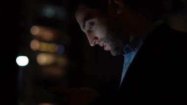 Geceleyin telefon kullanarak iş adamı