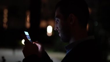 Geceleyin telefon kullanarak iş adamı