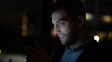 Geceleyin telefon kullanarak iş adamı