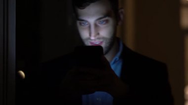 Yalnız karanlık ofisinde telefon kullanarak iş adamı