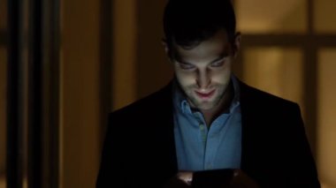 Yalnız karanlık ofisinde telefon kullanarak iş adamı