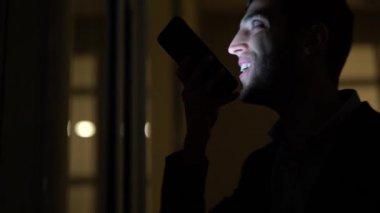 Yalnız karanlık ofisinde telefon kullanarak iş adamı