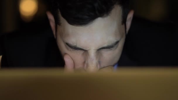 Ofiste Çalışan Uykulu Yorgun Adam — Stok video
