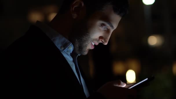 Homme Affaires Utilisant Mobile Nuit — Video