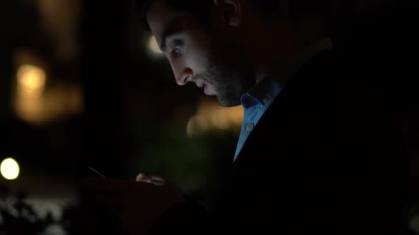 Homme Affaires Utilisant Mobile Nuit — Video