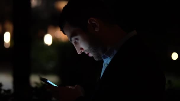 Homme d'affaires utilisant mobile la nuit 
