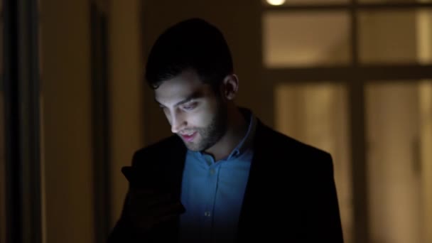 Yalnız Karanlık Ofisinde Telefon Kullanarak Adamı — Stok video
