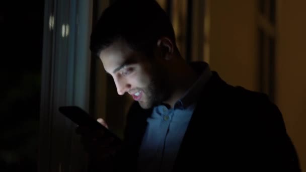 Homme d'affaires marchant et regardant par la fenêtre de la ville  