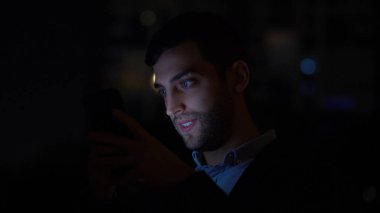 Geceleyin telefon kullanarak iş adamı