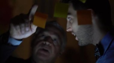 Baba ve oğul çalışma geç başlangıç bina / yeni proje penceresinde yapışkan not kağıdı ile