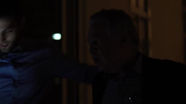 Deux collègues célèbrent le succès en donnant cinq 