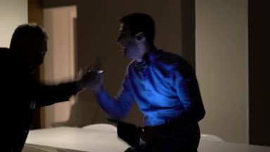 Kutluyor ve Office gece dans işçiler