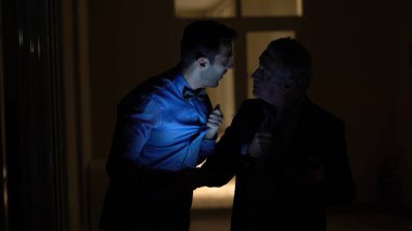 Geceleri ofiste mücadele arkadaşları