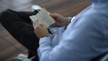 Adam kontrol pasaport Havaalanı üzerinde