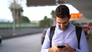 Mobil kullanarak seyahat adam portresi