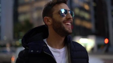 Şehir geceleri genç Traveler portre