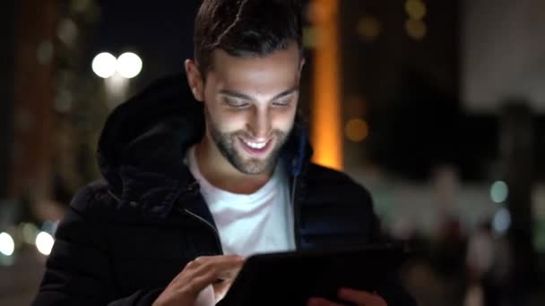 Retrato Cara Usando Tablet Noite — Vídeo de Stock