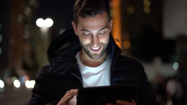 Portrait Homme Utilisant Une Tablette Nuit — Video