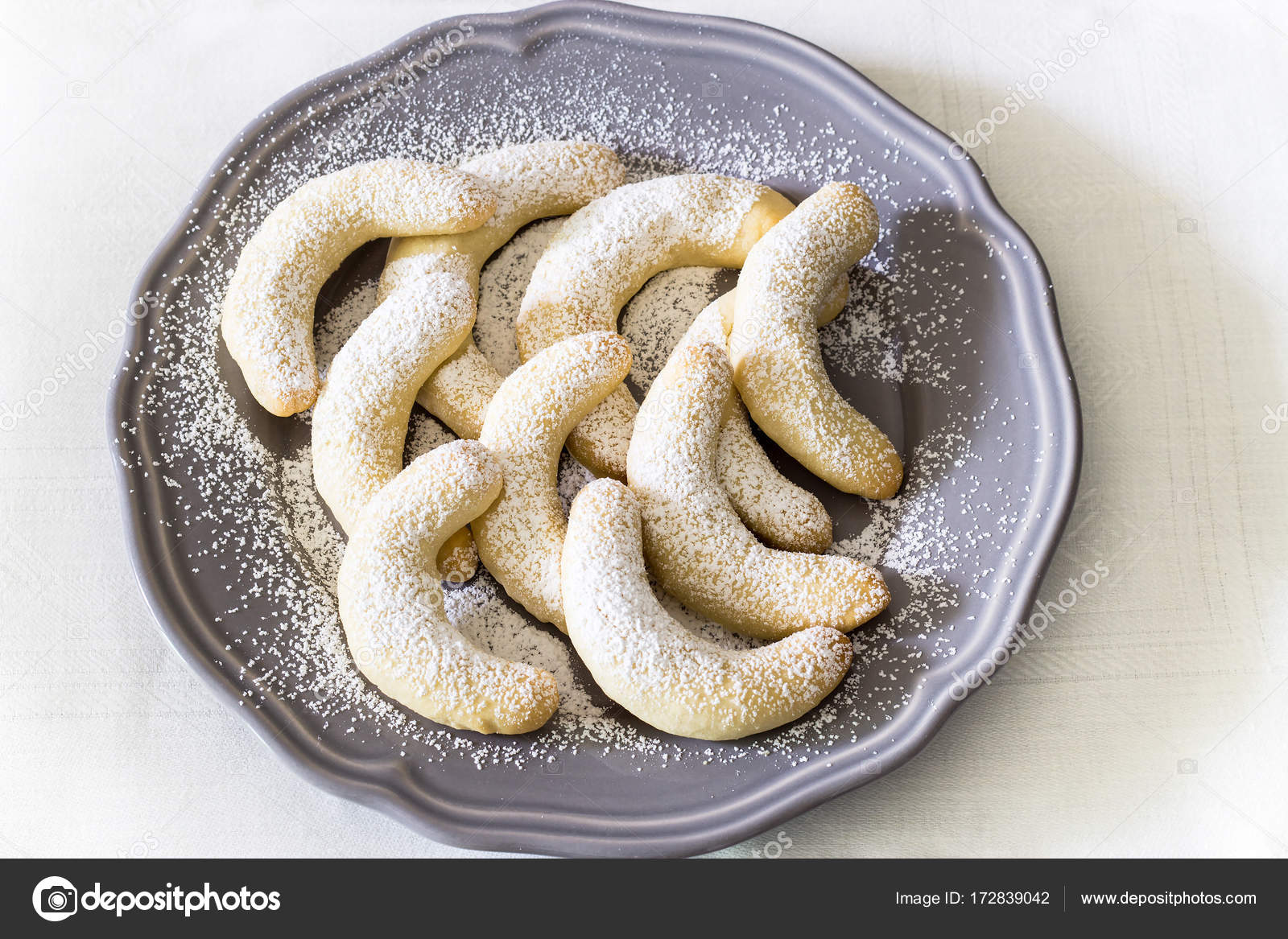 ドイツのクリスマス ケーキ 灰色プレートにバニラの三日月 Vanillekipferl 白いタオルの背景 平面図です クリスマス コンセプト ストック写真 C Alju