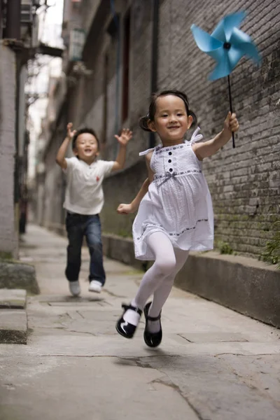 Chinesische Kinder Laufen Mit Papierwindrad — Stockfoto