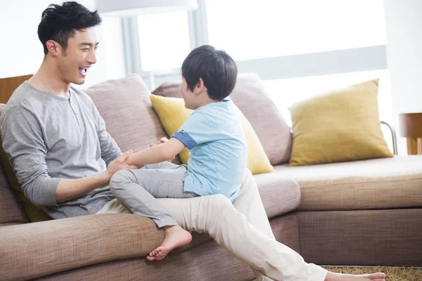 Kínai Apa Fia Játszik Tartja Kezében Kanapé — Stock Fotó