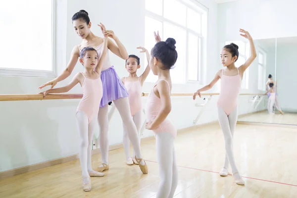 Chiński Ballet Instruktora Nauczania Dziewcząt Studio Baletu — Zdjęcie stockowe
