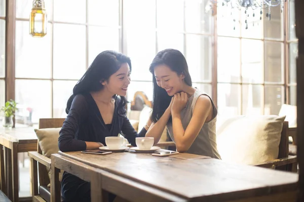 Китайський Подруг Говорити Чашки Кави Кафе — стокове фото