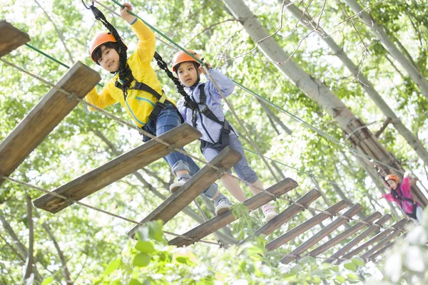 中国儿童在冒险公园爬树 — 图库照片