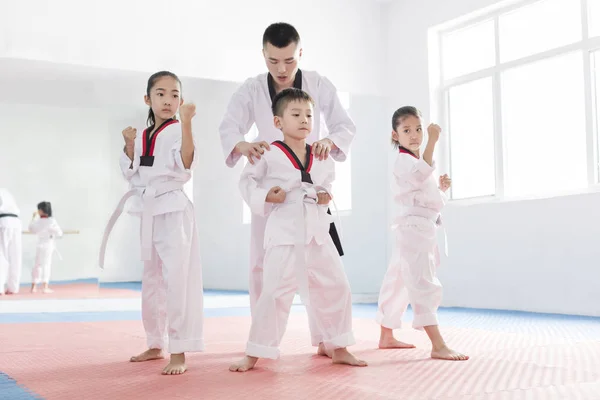 Instructor Chino Enseñando Los Niños Taekwondo — Foto de Stock