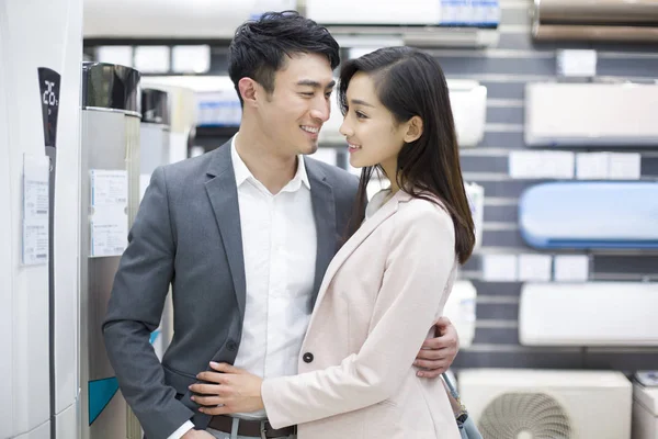 Chinese Couple Buying Air Conditioner Electronics Store — Stock Photo, Image