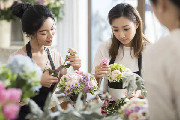 Asyalı Kadınlar Çiçek Aranjmanı Öğrenme — Stok fotoğraf