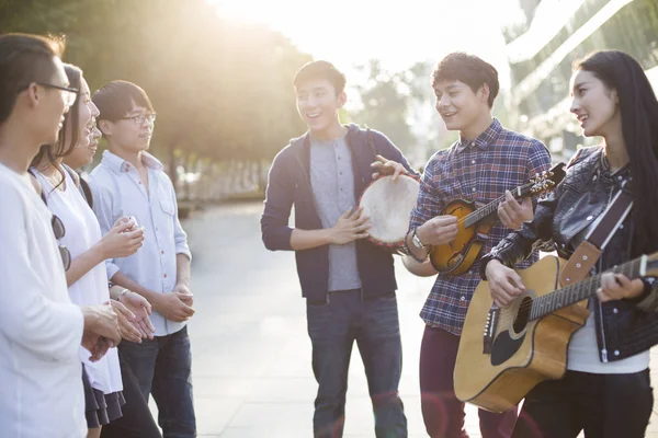 Amigos Chineses Tocando Música Rua — Fotografia de Stock