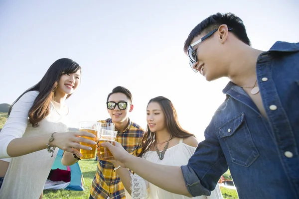 Amigos Chinos Bebiendo Cerveza Juntos — Foto de Stock