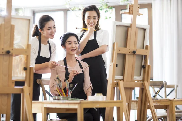 Mujeres Asiáticas Pintando Estudio Arte — Foto de Stock