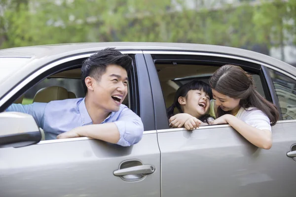 車の中の中国の家族の乗馬と笑って — ストック写真