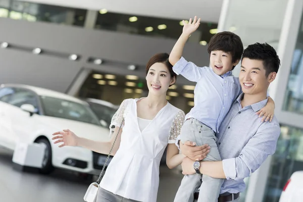 Família Chinesa Showroom Concessionária Automóveis — Fotografia de Stock