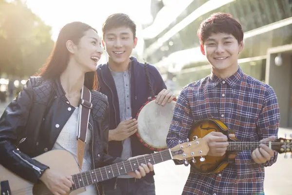 Çinli Dostlarımıza Müzik Aletleri Sokakta Oynarken — Stok fotoğraf