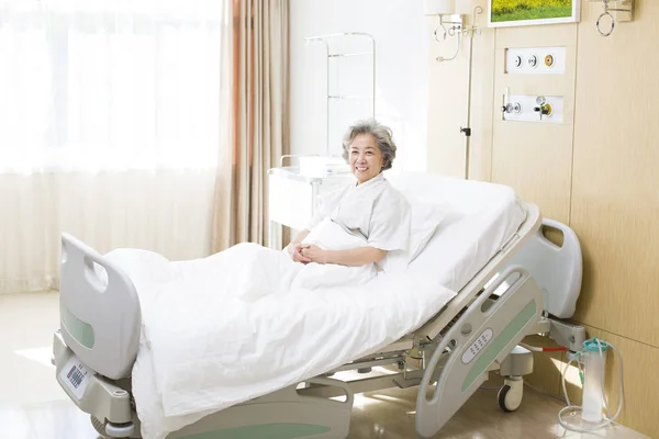 Chinesische Seniorin Krankenhausbett — Stockfoto