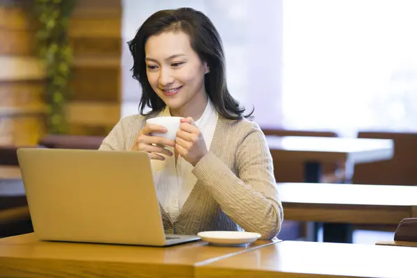 Китаянка Ноутбуком Кафе — стоковое фото