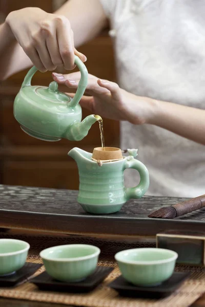 Frau Traditionellem Cheongsam Hält Teekanne Und Gießt Tee Ein — Stockfoto