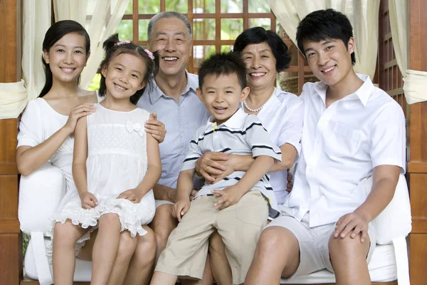 Portrait Chinese Family Siblings Sitting Bench Vacation — Stock Photo, Image