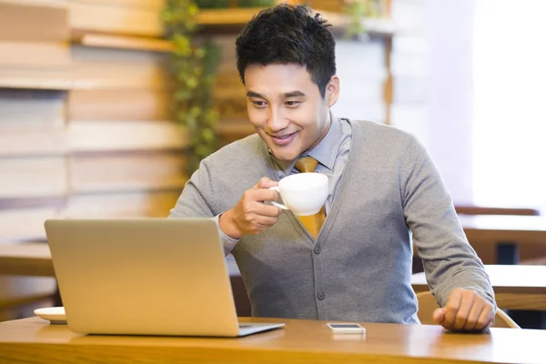 Китаец Использует Ноутбук Пьет Кофе Кафе — стоковое фото