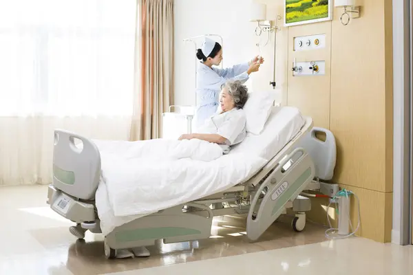 Chinesische Krankenschwester Ändert Kochsalzlösung Patientenzimmer — Stockfoto