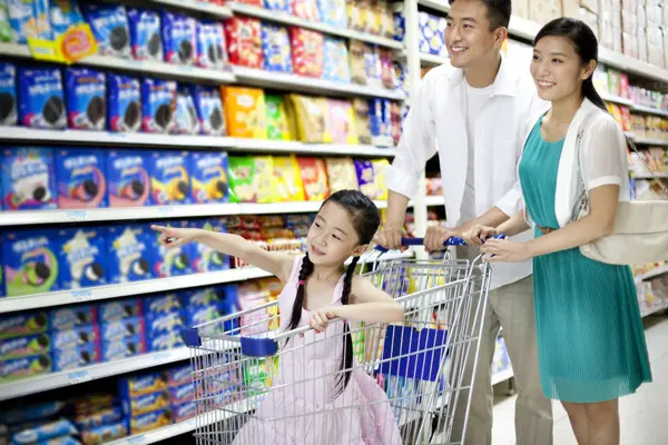 Padres Chinos Con Hija Carrito Compras Supermercado — Foto de Stock