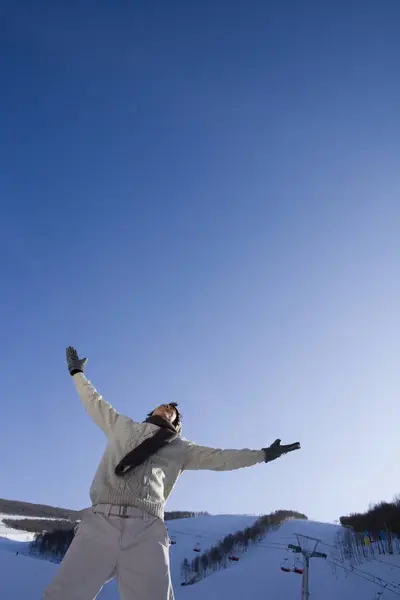 スキー場で広げられた腕によって中国人男性 — ストック写真