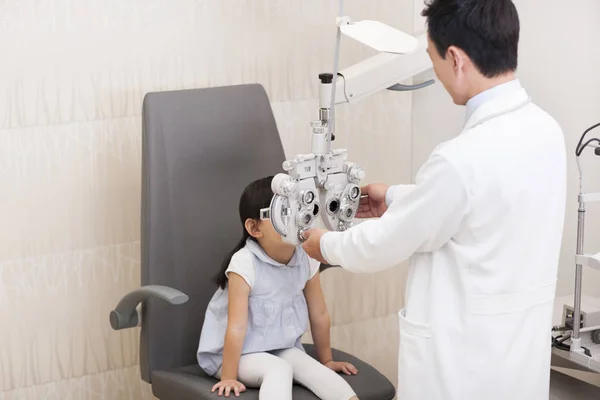 Kinesiska Läkare Undersöka Flicka Ögon — Stockfoto