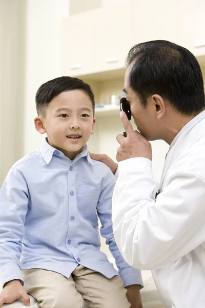 Chinesisch Reif Doktor Untersuchung Junge Krankenhaus — Stockfoto