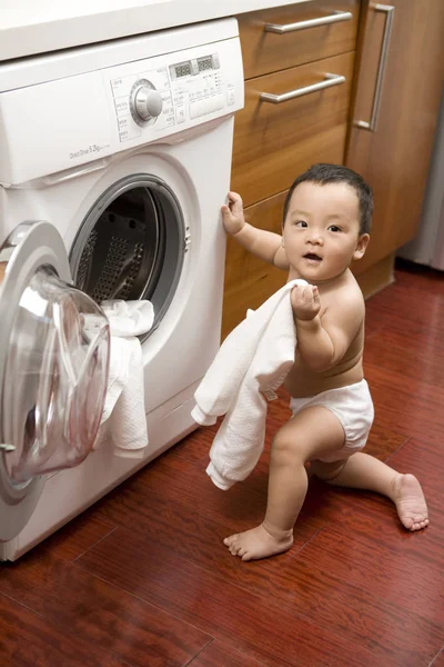 Китайский Младенец Стирает Белье Стиральной Машины — стоковое фото