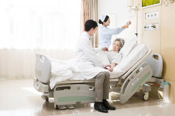 Kinesiska Läkare Som Använder Stetoskop Patienten Sjukhus — Stockfoto