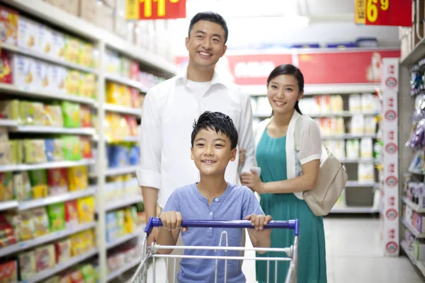 Chinese Parents Son Shopping Supermarket — Stock Photo, Image